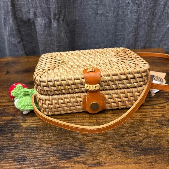 NWT Rattan Woven Picnic Basket Crossbody Bag Leather Strap Strawberry Charm - Picture 4 of 7
